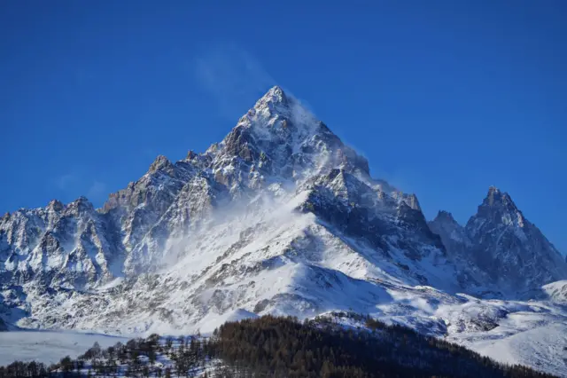 Neve cobrindo as encostas rochosas de Monviso, nos Alpes italianos