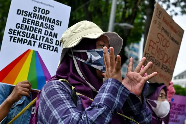 Pengunjuk rasa menyerukan hentikan diskriminasi di tempat kerja berdasarkan gender dan seksual di Hari Internasional Penghapusan Kekerasan terhadap Perempuan di Jakarta pada November 25, 2024.