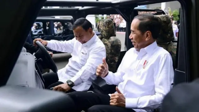 Prabowo Subianto menyopiri Presiden Joko Widodo.