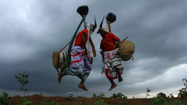 తెలంగాణకు చెందిన కోయ ఆదివాసీల కొమ్ము నృత్యం