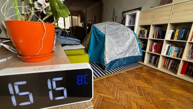 В одній із київських квартир взимку - намет, книжки, і видно, що температура на рівні 15 градусів за Цельсієм