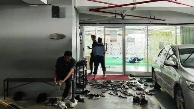 Pekerja di PIK usai menunaikan salat di masjid Al Muhajirin yang berada di lantai 6 gedung Agung Sedaya Grup.