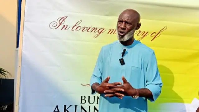 Ọgbẹni Olufemi Eretan to sọrọ lorukọ ẹbi Akinnaanu nibi eto naa.