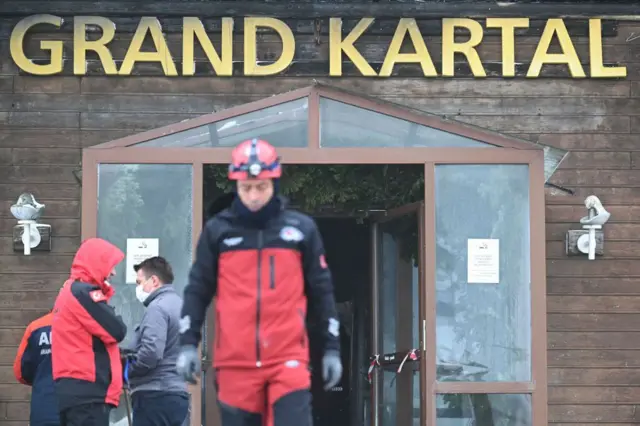  22 Ocak'ta Gran Kartal Otel'n girişinde kurtarma görevlileri üzgün görünüyor