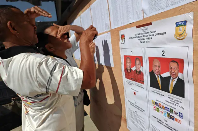 Warga melihat daftar pemilih tetap saat pemungutan suara ulang Pilkada Provinsi Papua di TPS 013 Kelurahan Wahno, Distrik Abepura, Kota Jayapura, Papua, Rabu (6/8/2025). Pemungutan suara ulang pemilihan Gubernur dan Wakil Gubernur Papua itu berlangsung di 2.023 Tempat Pemungutan Suara (TPS) yang tersebar di 9 Kabupaten dan Kota.
