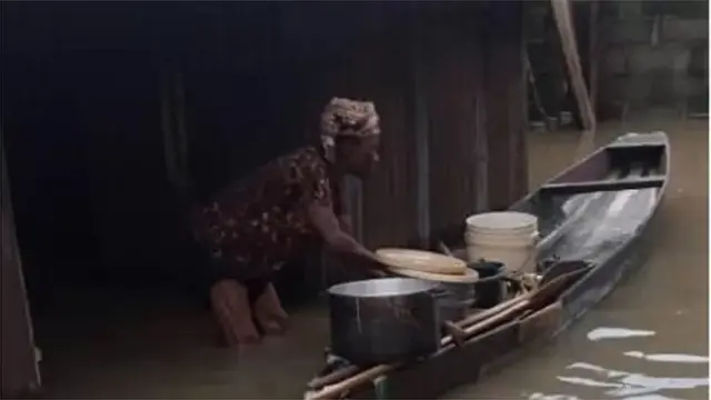 Some flood victims dey trapped for dia places and dey live and cook inside canoe