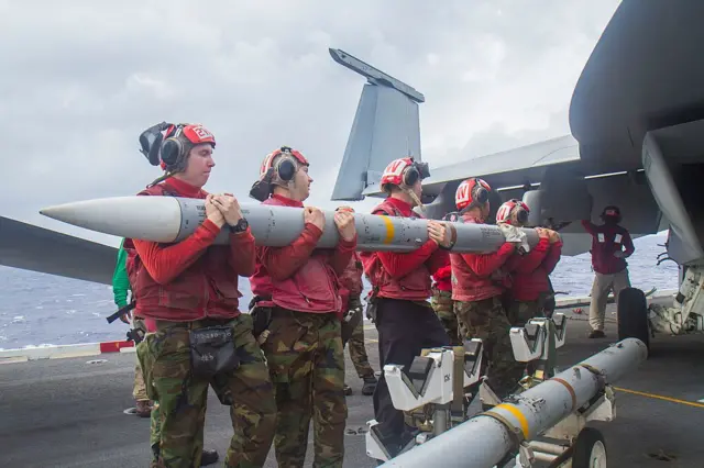 Vận chuyển tên lửa AIM-120 trên tàu sân bay USS George Washington của Mỹ 