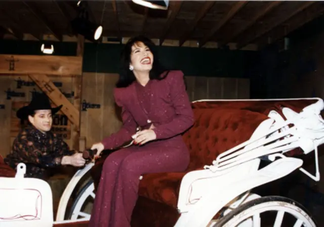 Selena en su famosa actuación en el Astrodome de Houston semanas antes de su asesinato.