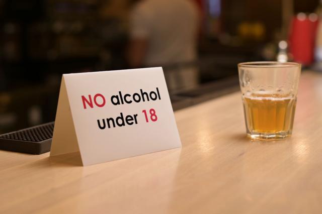Un letrero que dice que no se vende alcohol a menores de 18 años.