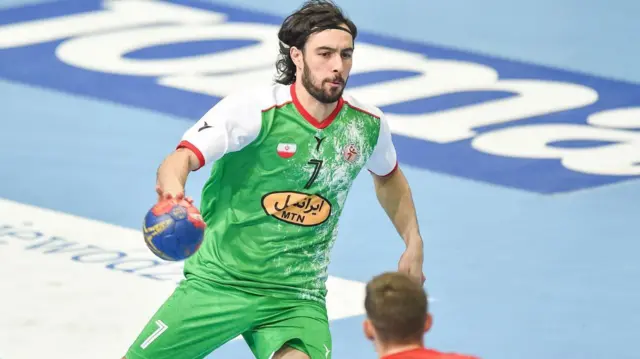 پویا نوروزی‌نژاد در بوندس لیگای آلمان بازی می‌کند و مسئولان این باشگاه به او اجازه حضور در بازی‌های آسیایی را نداده‌اند