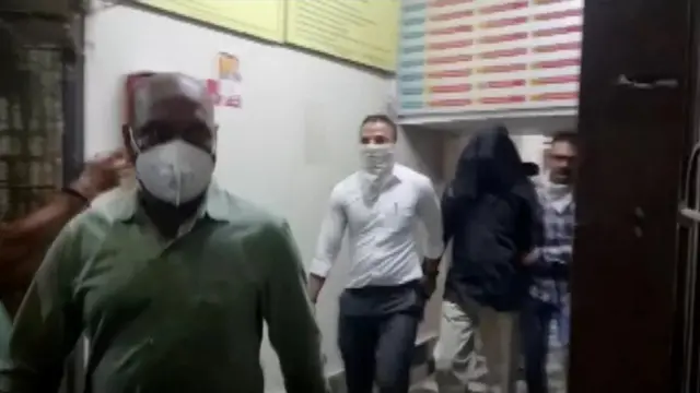 Waxaa lagu hayay boorsooyin waxaana lagu qariyay meelo kala duwan oo guriga dhexdiisa ah.