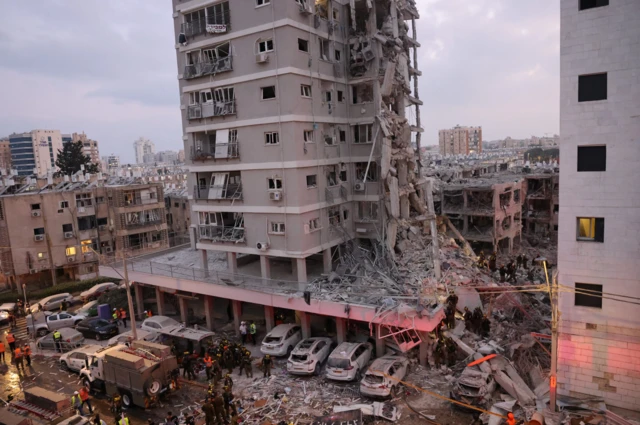 15일 이란의 공격으로 이스라엘 도심 건물이 파괴된 모습