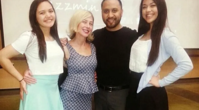 O casal com suas duas filhas