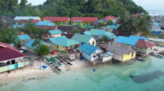 Desa Labengki di Pulau Labengki Kecil 
