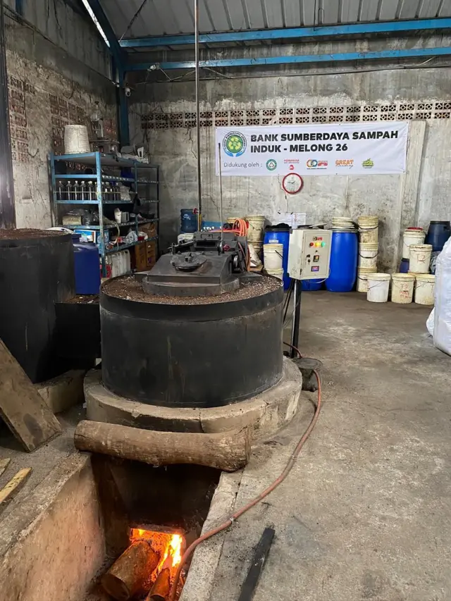 Mesin pirolisis Faspol Gen-6 dipanaskan menggunakan kayu bakar