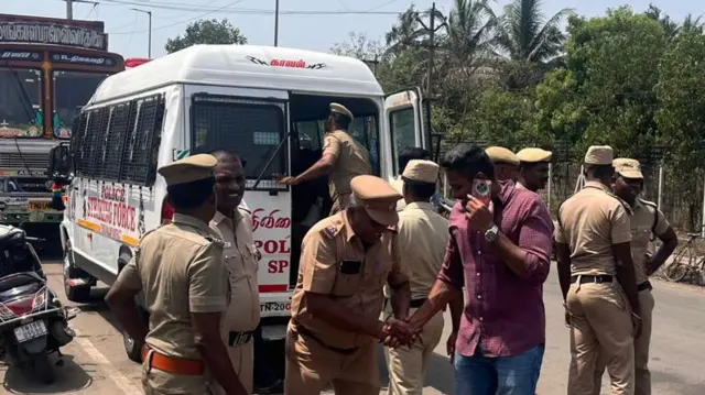 குழந்தைக்கு நேர்ந்த கொடுமையை எதிர்த்து அந்தப்பகுதி மக்கள் போரட்டம் நடத்தியதால் போலீசார் குவிக்கப்பட்டனர்.