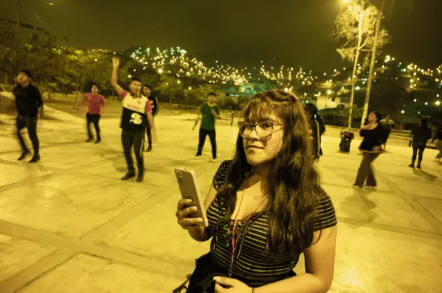 La joven Maritza Mayta junto a sus compañeros de danza.