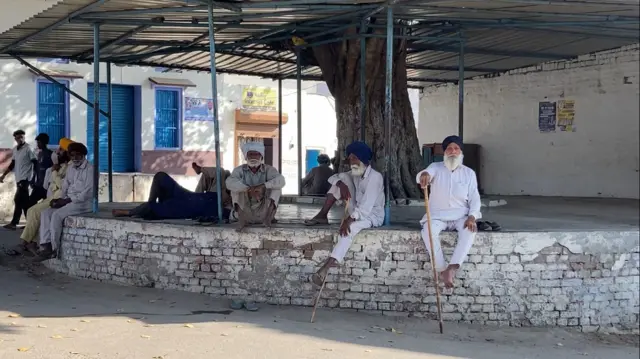 ਰਵਿਦਾਸ ਮੰਦਰ ਦੇ ਕੋਲ ਪਿੰਡ ਦੀ ਸੱਥ