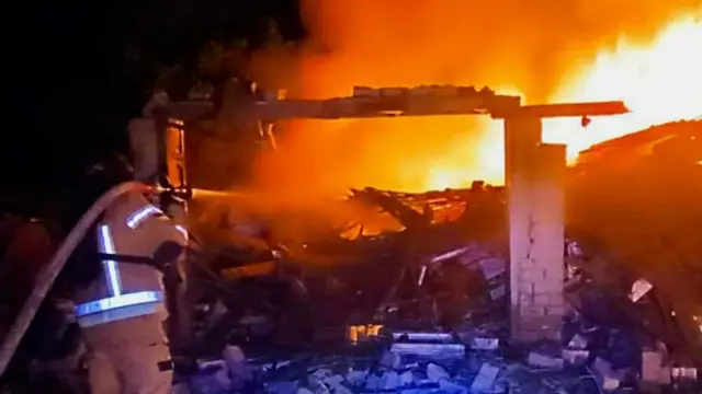 пожежник гасить пожежу