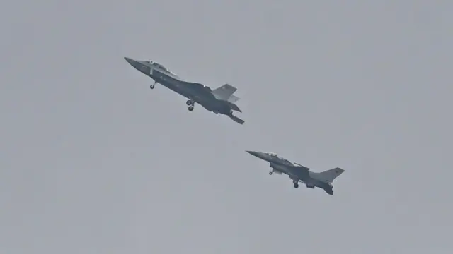 KAAN'ın (solda) 2024'teki uçuşuna bir F-16 da eşlik etmişti