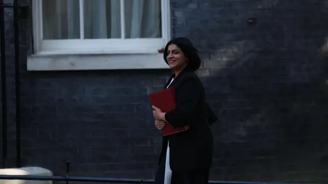 وزيرة الداخلية البريطانية شبانا محمود تسير متجهة نحو اجتماع وزاري في داونينج ستريت، لندن، بريطانيا، يوم 9 سبتمبر/أيلول 2025. وهذا هو أول اجتماع وزاري منذ التعديل الوزاري الذي أجراه رئيس الوزراء البريطاني.