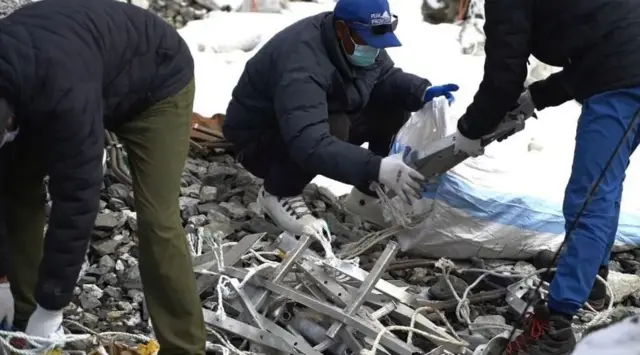 کوہ پیماؤں کے پیچھے چھوڑی ہوئی رسیاں اور سیڑھیاں اکٹھی کر کے واپس لائی جاتی ہیں لیکن پہاڑوں پر انسانی فضلہ باقی رہتا ہے