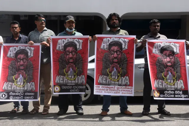 2024 පෙබරවාරි 02 වන දින අපරාධ පරීක්ෂණ දෙපාර්තුමේන්තුව ඉදිරිපිට පිරිසක් නිහඩ විරෝධතාවයක නිරත වෙමින්