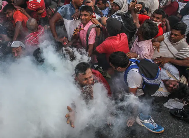 2023 පෙබරවාරි 26 වැනිදා පළාත් පාලන මැතිවරණය පවත්වන ලෙස රජයට බලකරමින් ජාතික ජන බලවේගයේ විරෝධතාවයේ ක්‍රියාකාරීන් කොළඹදී විසුරුවා හැරීමට පොලිසිය ජල හා කඳුළු ගෑස් ප්‍රහාර එල්ල කළ අවස්ථාවේ 