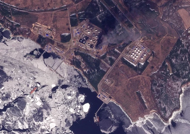 Порт в Приморске на фоне горящей нефтебазы 29 марта 2026