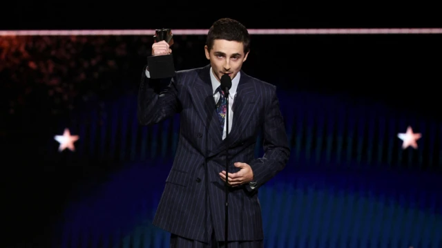 Timothée Chalamet aceita o prêmio de Melhor Ator por "Marty Supreme" na 31ª edição anual do Critics Choice Awards em Santa Monica, Califórnia, EUA, em 4 de janeiro de 2026.