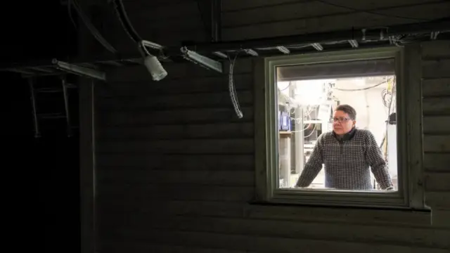 اووه هرمانسن بیش از ۲۰ سال است که آلودگی هوا را در رصدخانه زپلین بررسی کرده است، جایی که پژوهشگران مراقب خرس‌های قطبی هستند