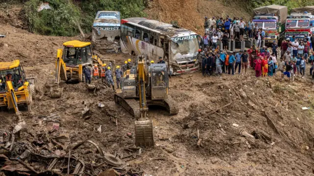  पृथ्वी राजमार्ग अन्तर्गतको झ्याप्लेखोलाको पहिरोमा परेर कैयौँ यात्रुहरूले ज्यान गुमाएका छन्