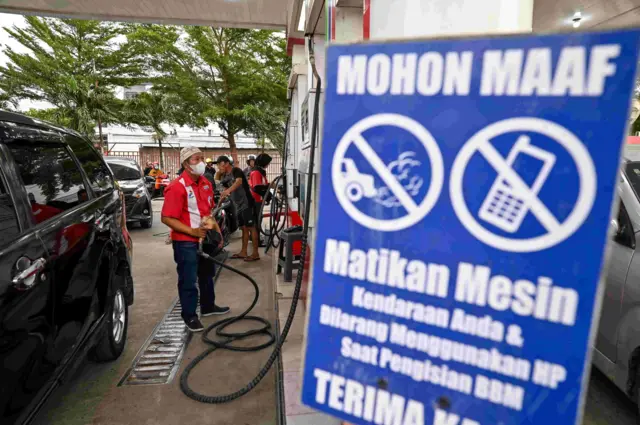 Petugas melayani pembeli BBM jenis Pertalite di salah satu SPBU Pertamina di Palu, Sulawesi Tengah, Sabtu (28/2/2026). PT Pertamina Patra Niaga Regional Sulawesi menambah pasokan BBM di wilayah Sulawesi Tengah sebesar 15 persen sesuai proyeksi kebutuhan dari rata-rata konsumsi harian sebanyak 1.900 kiloliter selama bulan Ramadhan 1447 H sebagai bentuk komitmen memenuhi kebutuhan energi masyarakat. 