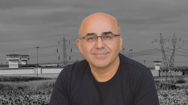 Önde Necati Özkan var. Arkada Silivri Cezaevi görülüyor.