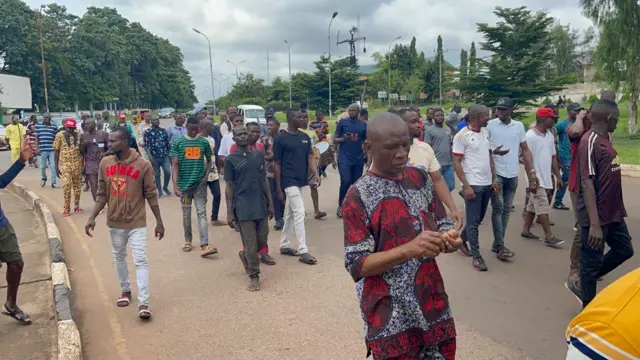 Ndị na-eme ngagharịiwe megide sit at home