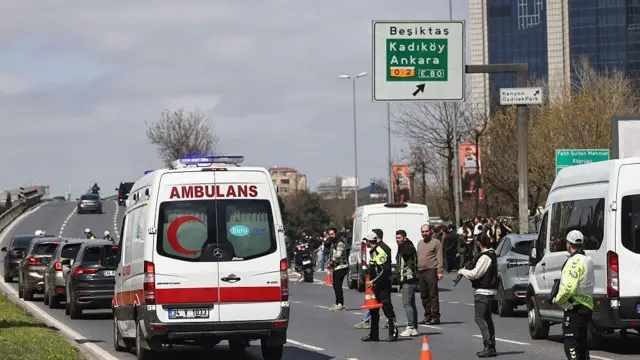 Машина скорой помощи на дороге возле места стрельбы