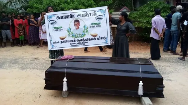 මට පොලිසියෙන් සහ පරිවාස එකෙන් විශාල අසාධාරණ ගොඩක් වුණා. මම අලුත් පොලිස්පතිතුමාට කියනවා මේ ගැන පරීක්ෂණ කරන්න කියලා.” යැයි ආනන්ද දේව ප්‍රකාශ කළේය.