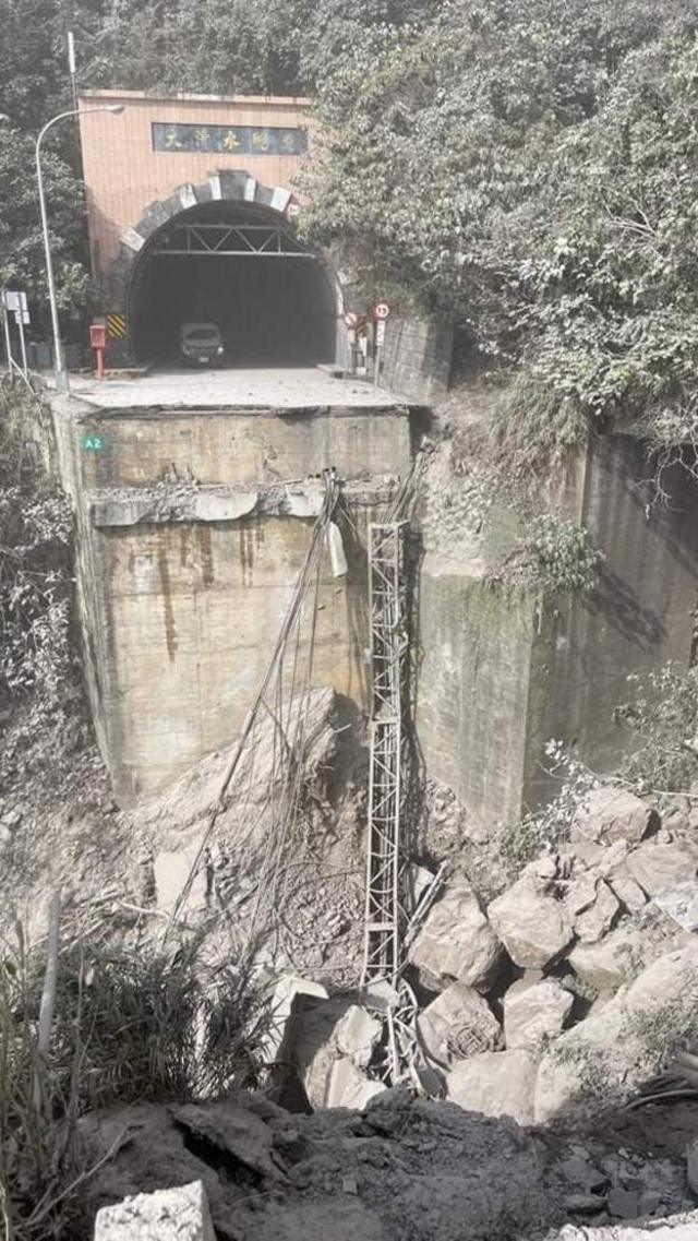 Tunel Qingshui derrumbado por el terremoto en Taiwán