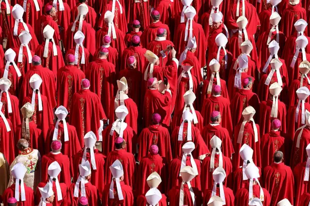 Para kardinal menghadiri pemakaman Paus Fransiskus di Lapangan Santo Petrus pada Sabtu, 26 April 2025, di Kota Vatikan, Vatikan.