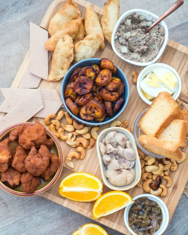 noix de cajou, acara, pastels, alloco, pain de singe