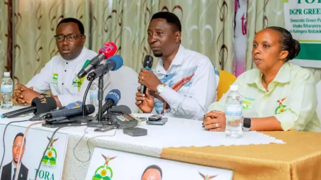 Frank Habineza (hagati) n'abo hafi ye mu ishyaka rye mu kiganiro n'abanyamakuru none ku wa kane