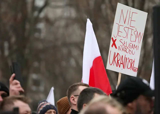 Плакат польською мовою та прапор Польщі