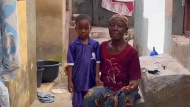 Iya Temitọpẹ ati ọkan ninu awọn ọmọ rẹ.