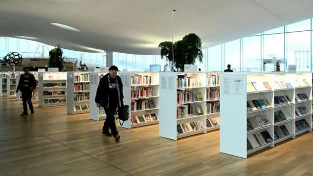 Interior de la biblioteca Oodi. 