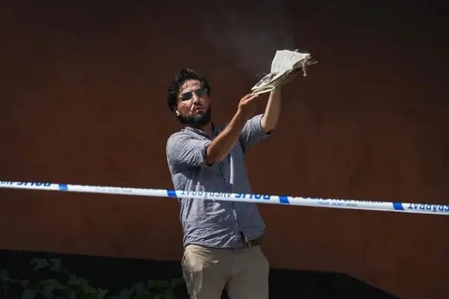 Моміка спалює Коран