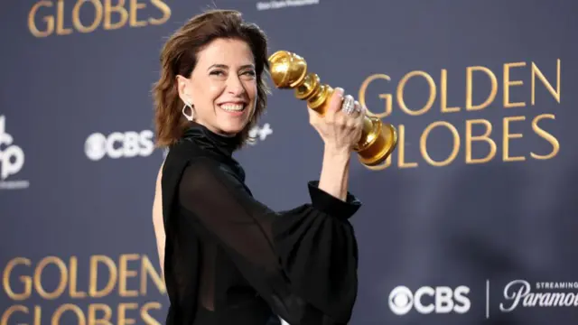 Fernanda Torres com o Globo de Ouro na mão.