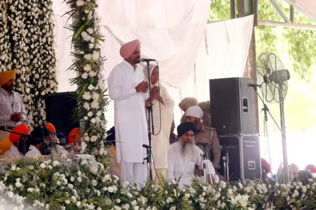 ਸਿੱਧੂ ਮੂਸੇਵਾਲਾ ਦੇ ਮਾਤਾ ਚਰਨ ਕੌਰ ਅਤੇ ਪਿਤਾ ਬਲਕਾਰ ਸਿੰਘ ਸਿੱਧੂ