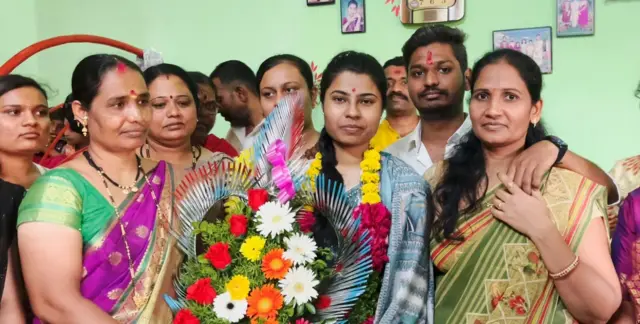  स्वातीला शुभेच्छा देण्यासाठी तिच्या घरी आलेले लोक 