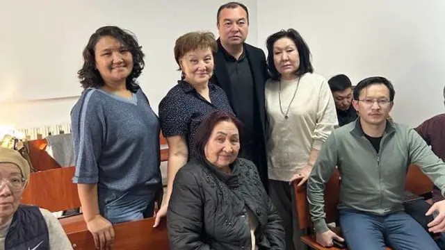 "Кемпир-Абад иши" боюнча айыпталгандар жана укук коргоочу Азиза Абдирасулова.