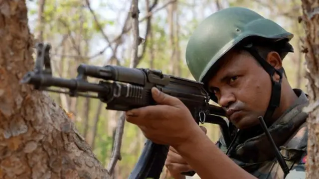 बस्तर के जंगल में तैनात एक सुरक्षाकर्मी